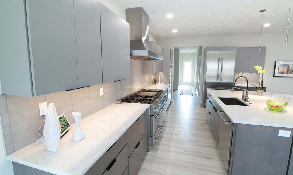 modern kitche nwit hgray cabinets